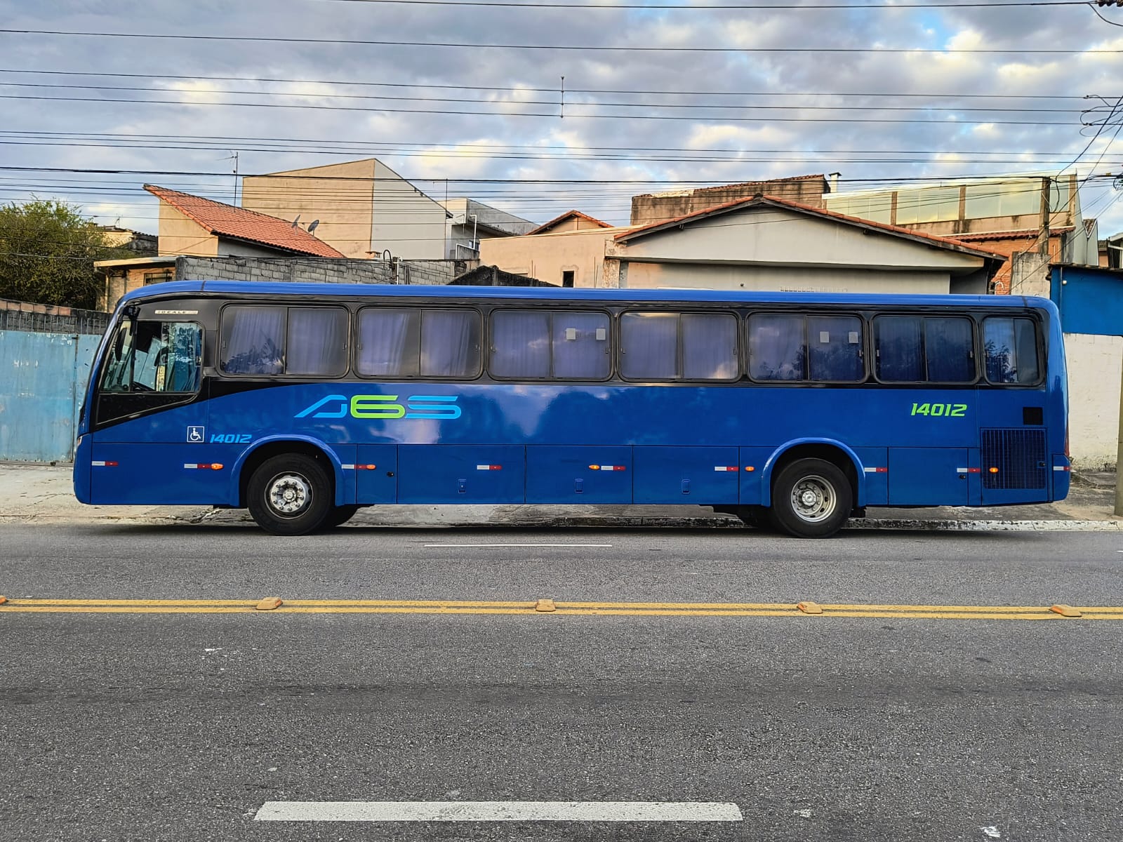 ÔNIBUS 14012 - Lateral esqueda.jpeg